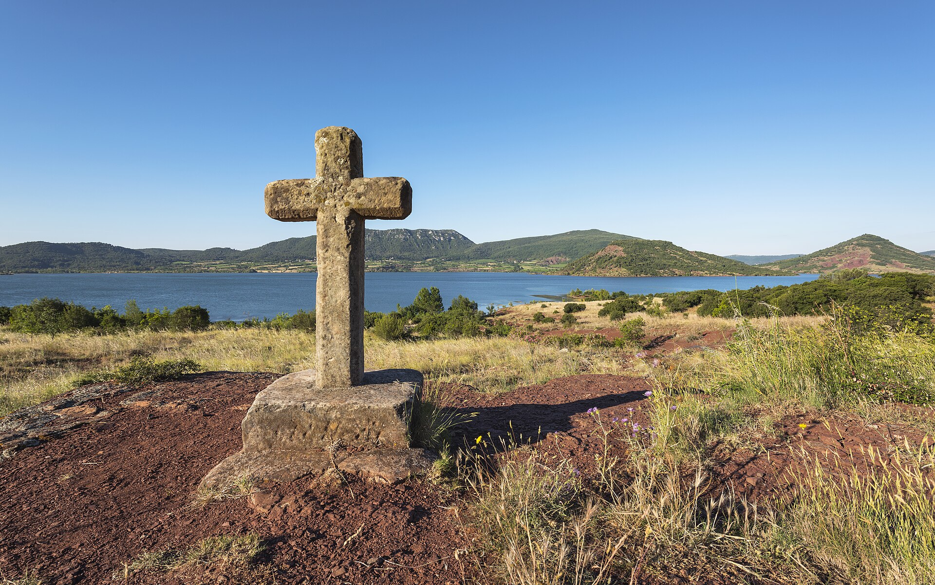 Croix de pierre au-dessus du lac du Salagou