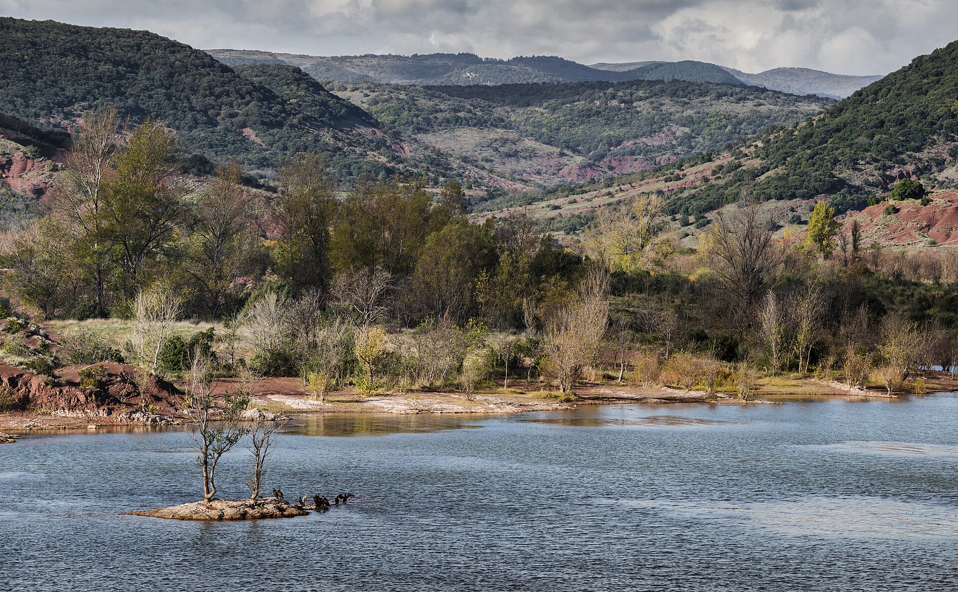 Le plan d'eau du Salagou et ses îlots