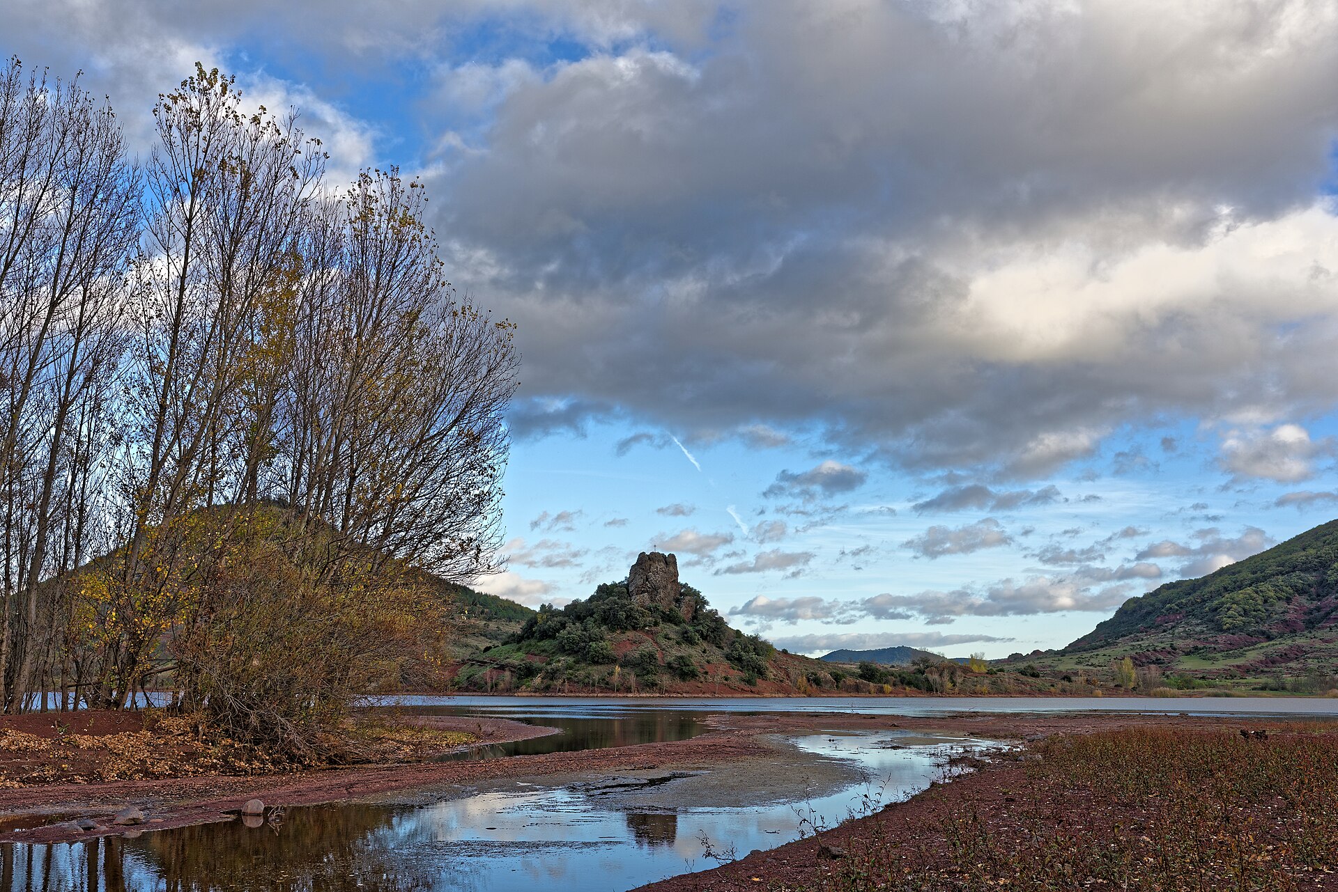 Rive rouge du Salagou sous le mont Liausson